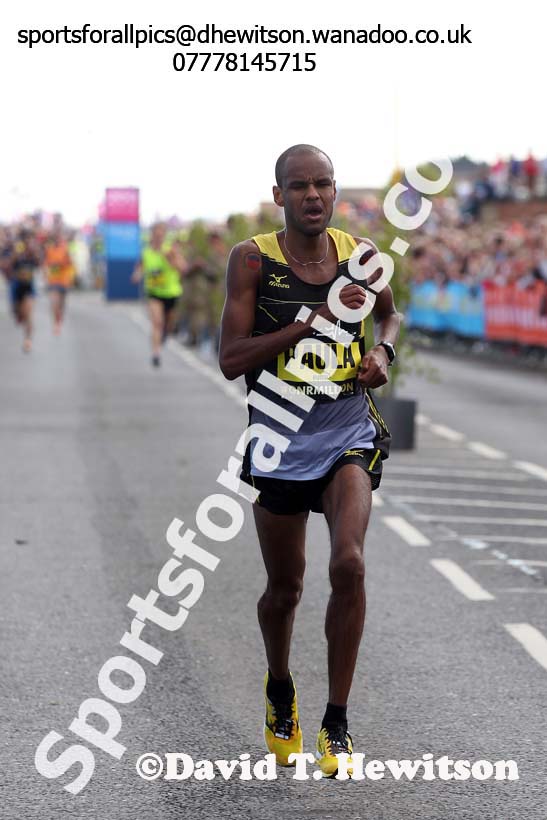 Paulo Paula finishing the mens 2014 BUPA Great North Run. Photo: David T. Hewitson/Sports for All Pics